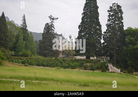 In Jalta auf der Krim - Mai 14,2012: Park in der Nähe des Massandra Palast von Kaiser Alexander III. in Krim Stockfoto