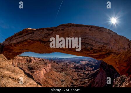 Die Mesa Arch - einer der schönsten und beeindruckendsten Bögen in der Welt im Canyonlands National Park Stockfoto