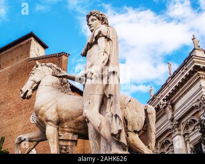 Auf der Suche nach einer Statue von DioscurI, dass Grenzen Piazza del Campidoglio auf dem Kapitol in Rom, Italien Stockfoto
