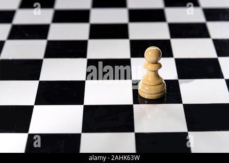 Weiß stand-alone-Schach Bauer auf ein Schachspiel Tabelle Stockfoto