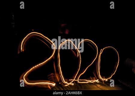 Turin, Italien, Italien. 29 Dez, 2019. Turin, Italy-December 29, 2019: Frohes Neues Jahr 2020 - Symbol von Nummer 2020 mit dem Licht in die Finsternis der Credit: Stefano Guidi/ZUMA Draht/Alamy leben Nachrichten Stockfoto