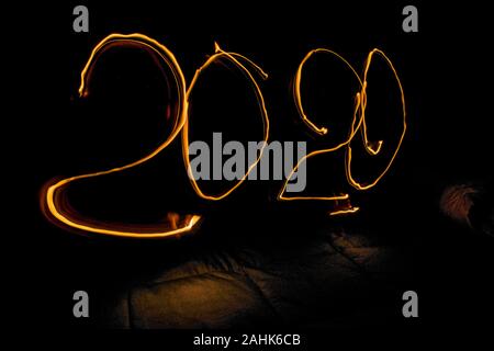 Turin, Italien, Italien. 29 Dez, 2019. Turin, Italy-December 29, 2019: Frohes Neues Jahr 2020 - Symbol von Nummer 2020 mit dem Licht in die Finsternis der Credit: Stefano Guidi/ZUMA Draht/Alamy leben Nachrichten Stockfoto