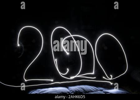 Turin, Italien, Italien. 29 Dez, 2019. Turin, Italy-December 29, 2019: Frohes Neues Jahr 2020 - Symbol von Nummer 2020 mit dem Licht in die Finsternis der Credit: Stefano Guidi/ZUMA Draht/Alamy leben Nachrichten Stockfoto