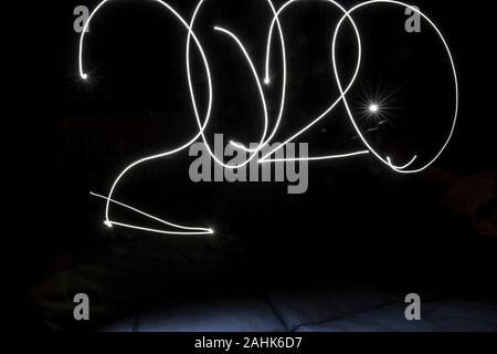 Turin, Italien, Italien. 29 Dez, 2019. Turin, Italy-December 29, 2019: Frohes Neues Jahr 2020 - Symbol von Nummer 2020 mit dem Licht in die Finsternis der Credit: Stefano Guidi/ZUMA Draht/Alamy leben Nachrichten Stockfoto