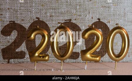 Turin, Italien, Italien. 29 Dez, 2019. Turin, Italy-December 29, 2019: Frohes Neues Jahr 2020 - Symbol von Nummer 2020 mit dem Licht in die Finsternis der Credit: Stefano Guidi/ZUMA Draht/Alamy leben Nachrichten Stockfoto