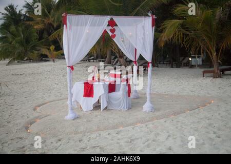 Romantisches Abendessen am Strand am Valentinstag 2019 auf Insel Bandos, Malediven, Stockfoto