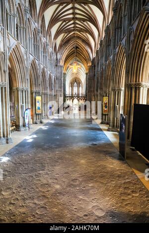 Der Fußboden in einem Bild von der Oberfläche der Mond in der Kathedrale von Lichfield, Lichfield, Staffordshire, Großbritannien Stockfoto