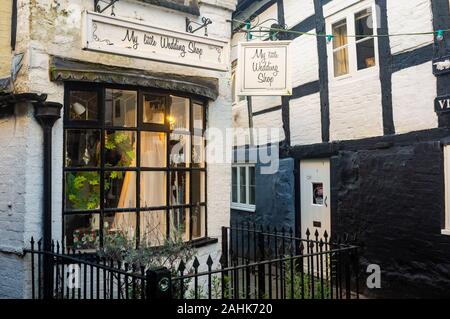 Kleine Wedding Dress Shop, Castle Terrace, Bridgnorth, Shropshire, Großbritannien Stockfoto