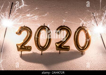 Turin, Italien, Italien. 29 Dez, 2019. Turin, Italy-December 29, 2019: Frohes Neues Jahr 2020 - Symbol von Nummer 2020 mit dem Licht in die Finsternis der Credit: Stefano Guidi/ZUMA Draht/Alamy leben Nachrichten Stockfoto