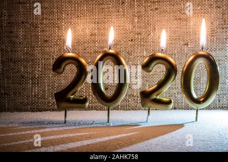 Turin, Italien, Italien. 29 Dez, 2019. Turin, Italy-December 29, 2019: Frohes Neues Jahr 2020 - Symbol von Nummer 2020 mit dem Licht in die Finsternis der Credit: Stefano Guidi/ZUMA Draht/Alamy leben Nachrichten Stockfoto