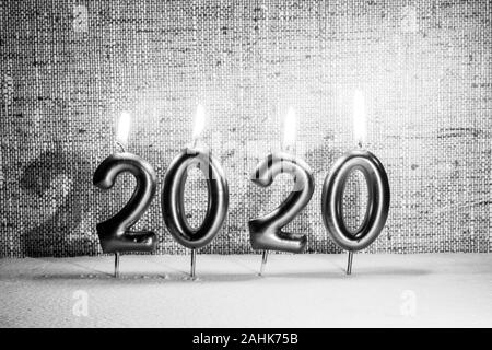 Turin, Italien, Italien. 29 Dez, 2019. Turin, Italy-December 29, 2019: Frohes Neues Jahr 2020 - Symbol von Nummer 2020 mit dem Licht in die Finsternis der Credit: Stefano Guidi/ZUMA Draht/Alamy leben Nachrichten Stockfoto