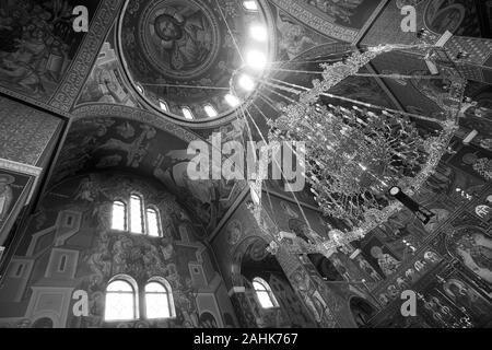 Die interne Anzeige von traditionellen Kretischen Kirche zeigt unterschiedliche Aspekte der religiösen Kultur und Artefakte. Stockfoto