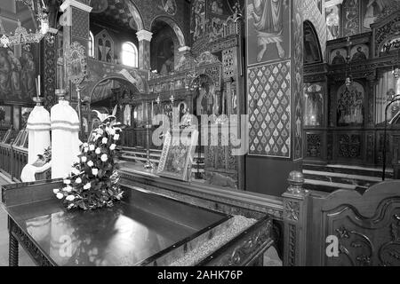 Die interne Anzeige von traditionellen Kretischen Kirche zeigt unterschiedliche Aspekte der religiösen Kultur und Artefakte. Stockfoto