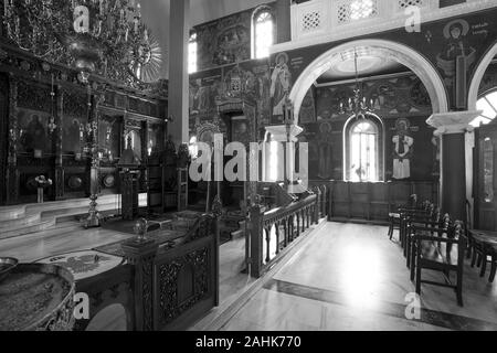 Die interne Anzeige von traditionellen Kretischen Kirche zeigt unterschiedliche Aspekte der religiösen Kultur und Artefakte. Stockfoto