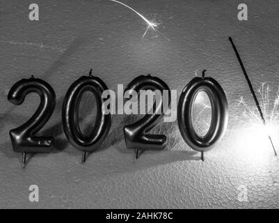 Turin, Italien, Italien. 29 Dez, 2019. Turin, Italy-December 29, 2019: Frohes Neues Jahr 2020 - Symbol von Nummer 2020 mit dem Licht in die Finsternis der Credit: Stefano Guidi/ZUMA Draht/Alamy leben Nachrichten Stockfoto