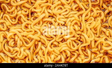 Nach oben Nudel-wm oder Instant Nudelsuppe, Nudelsuppe in einer Schale, mit einem Blick von oben Makrofotografie Textur Hintergrund Stockfoto