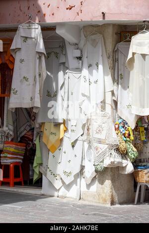 Ladengeschäft/Geschäfte und Touristen, die innerhalb der alten venezianischen Stadt Rethymnon auf der Insel Kreta Stockfoto