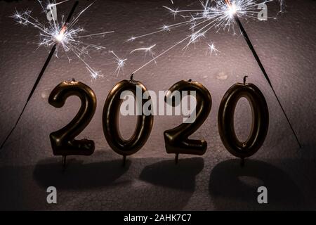 Turin, Italien, Italien. 29 Dez, 2019. Turin, Italy-December 29, 2019: Frohes Neues Jahr 2020 - Symbol von Nummer 2020 mit dem Licht in die Finsternis der Credit: Stefano Guidi/ZUMA Draht/Alamy leben Nachrichten Stockfoto