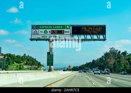 Express Lanes durch den Overhead Beschilderung gekennzeichnet, und kleinere HOV Anmelden das Durchschnittseinkommen auf der Autobahn entfernt. Die Maut wird an einer elektrischen Wechselbare b veröffentlicht Stockfoto