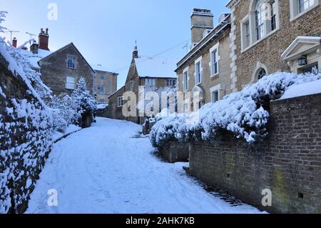 Die gepflasterten Hang des sanften Straße in Frome wird verräterische mit einem malerischen Schneedecke. Stockfoto