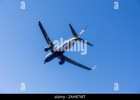 Ryanair Passage Airline bereitet sich auf die Landung am Flughafen East Midlands, UK. Stockfoto