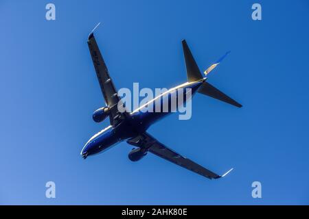 Ryanair Passage Airline bereitet sich auf die Landung am Flughafen East Midlands, UK. Stockfoto