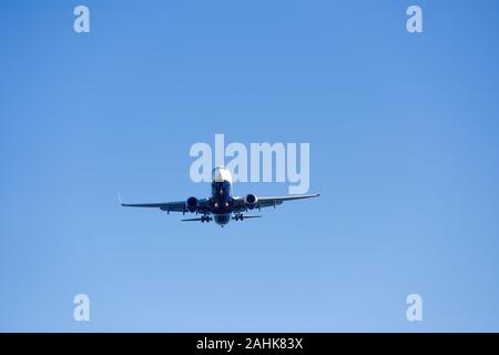 Ryanair Passage Airline bereitet sich auf die Landung am Flughafen East Midlands, UK. Stockfoto