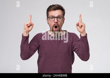 Reifen jungen Mann in Gläser, die Idee moment Finger nach oben zeigen. Stockfoto