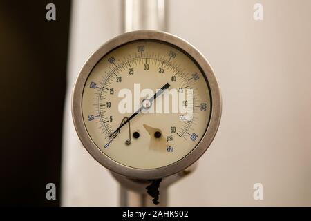 Druckmessung analoge Manometer meter in psi und kPa Vakuum Manometer Manometer, selektiven Fokus Nahaufnahme, mit der Nadel auf 0 Stockfoto