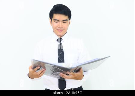 Junge Südostasiatischen Geschäftsmann mit seinem Dokument in weißen Hintergrund. Stockfoto