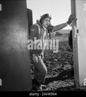 Tuskegee Flieger Edward M. Thomas von Chicago, IL, Klasse 43-J, in voller Länge Porträt, Ramitelli, Italien, Foto von Toni Frissell, März 1945 Stockfoto