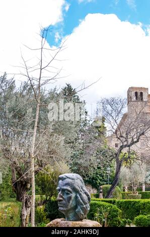 Valldemossa, Mallorca, Spanien - 19 Jan, 2019: Büste des berühmten polnischen Komponisten Frederic Chopin im Hof Park von der Kartause von Valldemossa. Turm des Klosters im Hintergrund. Stockfoto