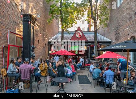 Der Innenhof des Big Daddy Bar in Laclede's Landing, Saint Louis, Missouri, USA Stockfoto