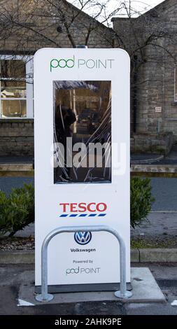 Ein elektrisches Auto aufladen podpoint Warten an einem Tesco Stores in Greenfield, Oldham, Großbritannien beauftragt zu werden. Stockfoto