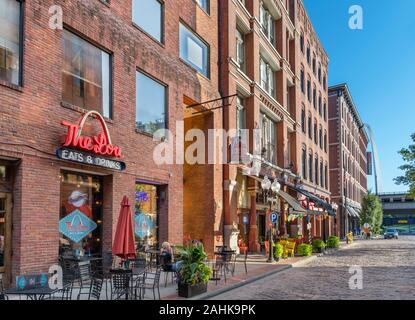St. Louis, MO. Bars und Restaurants auf der North 2nd Street in der Landung Bezirk des historischen Laclede, Saint Louis, Missouri, USA Stockfoto