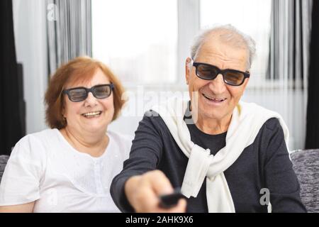 Gerne älteres Paar mit 3 D-Brille Spaß auf TV Stockfoto
