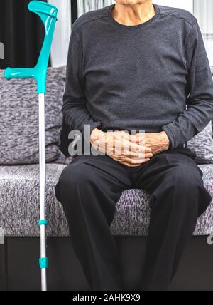 Ältere Person unten stehend mit Prostata Probleme. Konzept der Person mit Prostata-, Magen-, Hämorrhoiden, Muskelkrämpfe, Leber Stockfoto