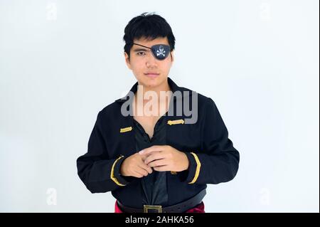 Junge Südostasiatischen tragen Piraten Kostüm in weißen Hintergrund. Stockfoto