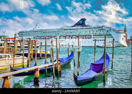 Cruis Schiff in der Lagune, Venedig, Italien Stockfoto