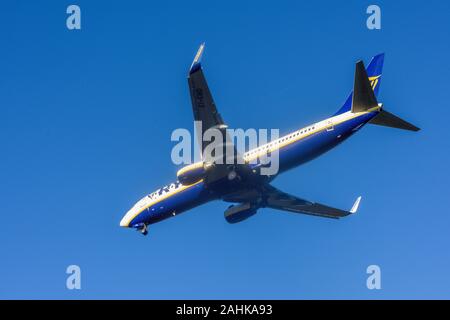 Ryanair Passage Airline bereitet sich auf die Landung am Flughafen East Midlands, UK. Stockfoto