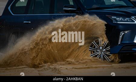 Blau Lexus LX 570 Dune Bashing in der Wüste Stockfoto