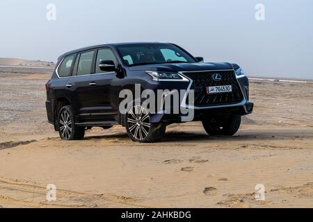 Blau Lexus LX 570 Dune Bashing in der Wüste Stockfoto