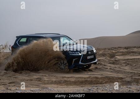 Blau Lexus LX 570 Dune Bashing in der Wüste Stockfoto