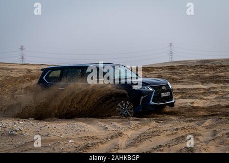 Blau Lexus LX 570 Dune Bashing in der Wüste Stockfoto