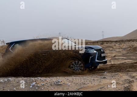 Blau Lexus LX 570 Dune Bashing in der Wüste Stockfoto