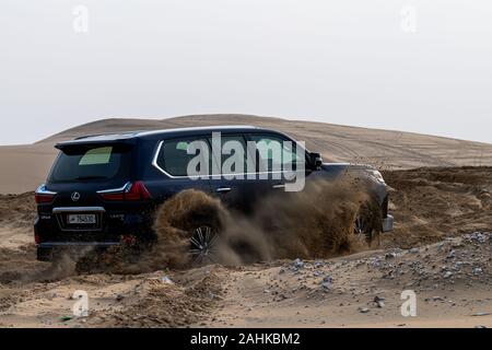 Blau Lexus LX 570 Dune Bashing in der Wüste Stockfoto