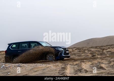 Blau Lexus LX 570 Dune Bashing in der Wüste Stockfoto