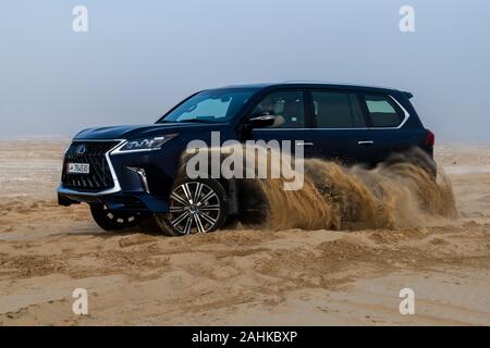 Blau Lexus LX 570 Dune Bashing in der Wüste Stockfoto