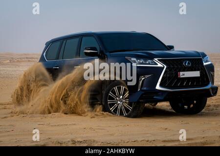 Blau Lexus LX 570 Dune Bashing in der Wüste Stockfoto