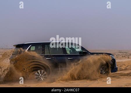 Blau Lexus LX 570 Dune Bashing in der Wüste Stockfoto